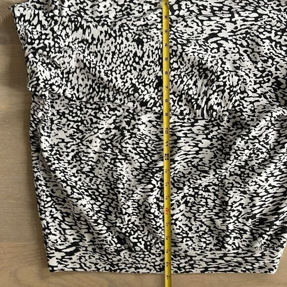 Athleta Leopard Print Seamless Long Sleeve Shirt. Black and white, Extra Small. - Picture 6 of 6